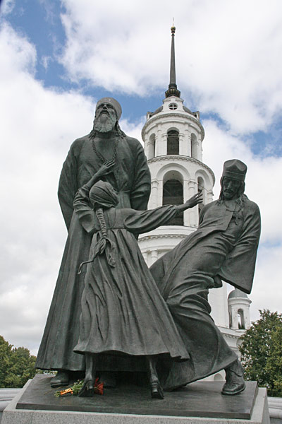 Шуя. Памятник Новомученикам Российским