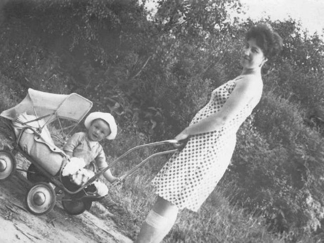 Ретро мамы и папы. Детские коляски в 70-е годы. Советские коляски для детей. Коляски 50-х годов. Советские мамы с колясками.