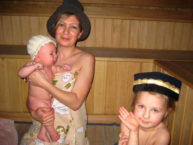 Русское видео мамы в бане. Баня с детками. Дошкольники в бане. Малыш в бане.