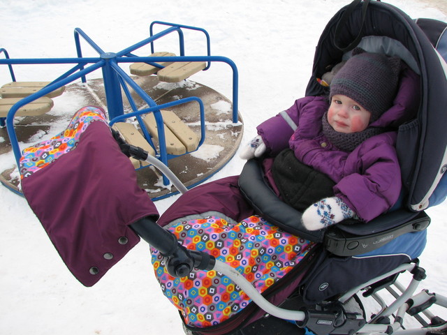 Люлька зимой. Конверт в коляску зимний для прогулочной коляски. Зимняя подкладка в коляску. Конверт в санки. Ребенок в коляске зимой.
