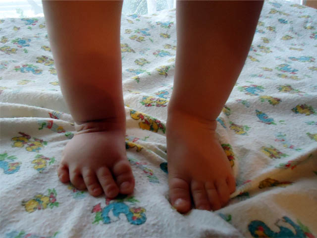 Ножки в 6 месяцев. Гипертонус ног у ребенка. Гипертонус ног у грудничка. Гипертонус стопы у детей.