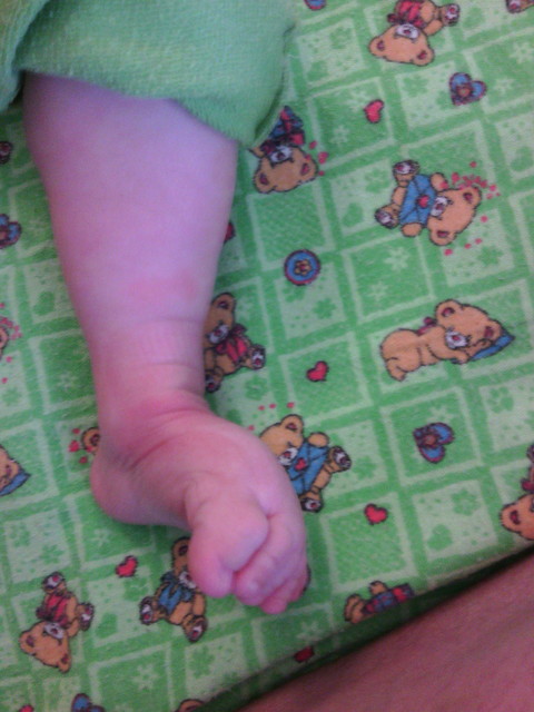 Ножки в 6 месяцев. Ножки месячного ребенка. Гипертонус ног у ребенка.