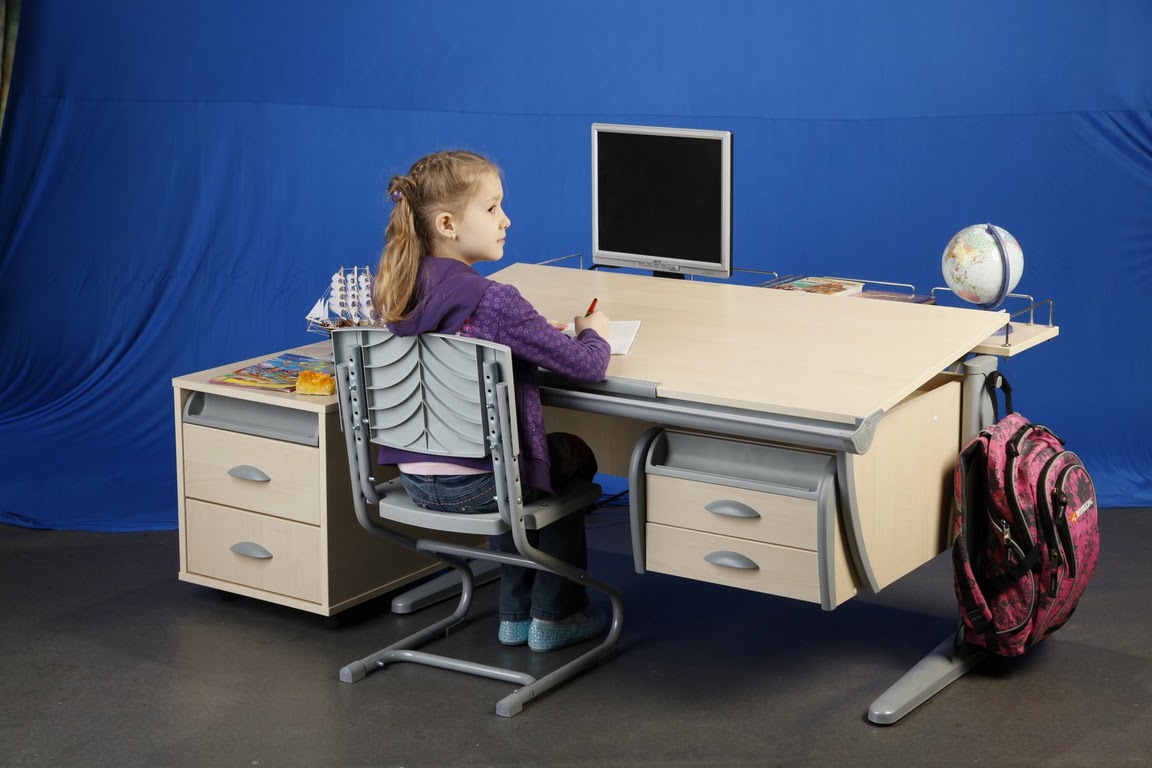 Школьное место ученика. Детский школьный стол. Стол письменный для школьника. Стол для уроков. Стол для учебы.